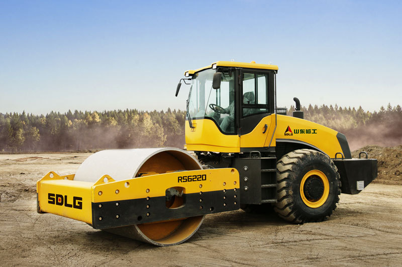 Rodillo compactador trabajando sobre una base de suelo para carretera