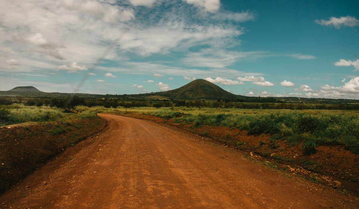 Vía de tierra firme en terreno montañoso