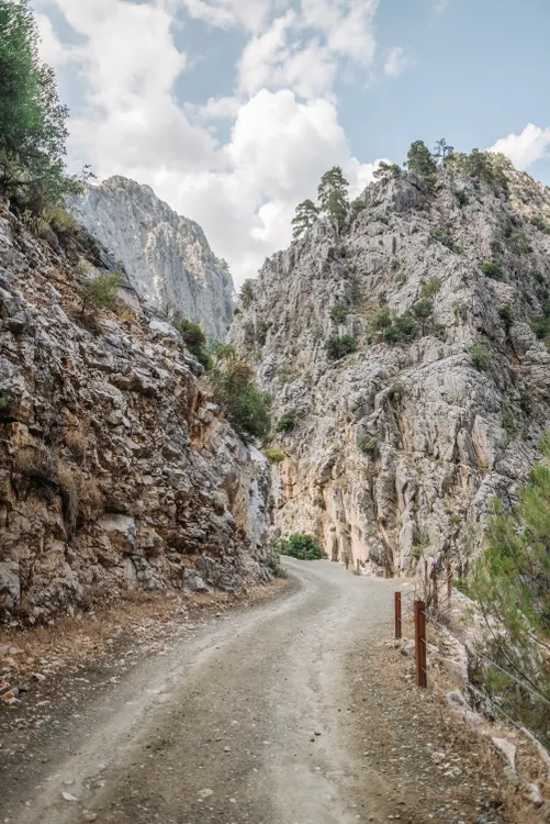 Vía de acceso compactada en terreno rocoso